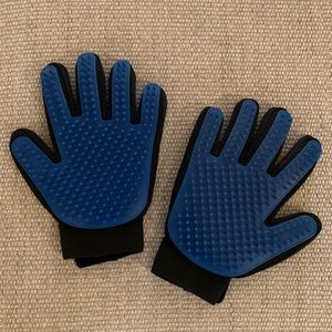 Pet grooming gloves